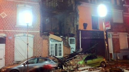 Une explosion a souffl&eacute; la fa&ccedil;ade de cette maison, le 20 d&eacute;cembre 2013 &agrave; Roubaix (Nord), qui s'est effondr&eacute;e sur les voitures.&nbsp; (FRANCE 3 NORD PAS-DE-CALAIS / FRANCETV INFO )