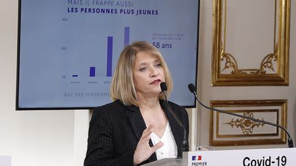 Karine Lacombe,&nbsp;cheffe de service des maladies infectieuses à l’hôpital Saint-Antoine à Paris, parle lors d'une conférence de presse avec le Premier ministre Edouard Philippe, le 28 mars 2020. (GEOFFROY VAN DER HASSELT / POOL)