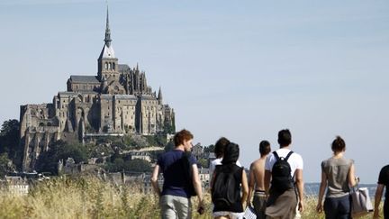 Des touristes se dirigent vers le Mont Saint-Michel
 (CHARLY TRIBALLEAU/AFP)