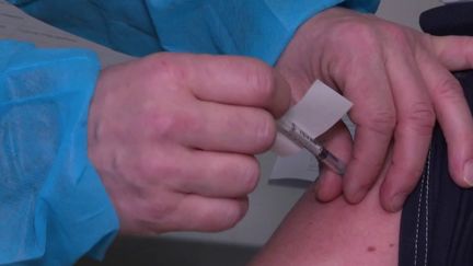 Vaccins contre le Covid-19 : l'espacement des injections fait débat (FRANCE 2)