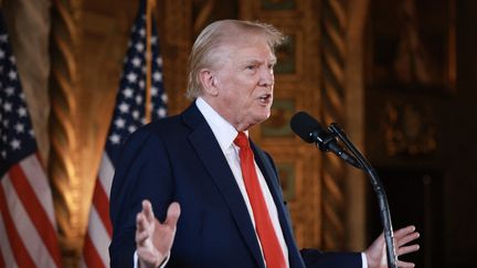 Donald Trump lors d'une conférence de presse dans sa propriété de Mar-a-Lago, en Floride (Etats-Unis), le 8 août 2024. (JOE RAEDLE / GETTY IMAGES NORTH AMERICA / AFP)