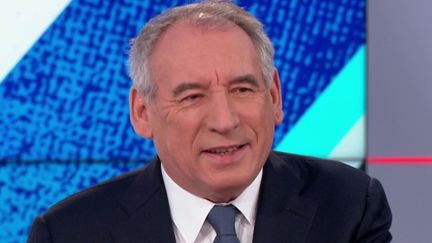 Dimanche en politique : François Bayrou se "sûr que beaucoup de téléspectateurs ont été (…) impressionnés par la qualité des installations" au Qatar (France 3)