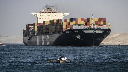 Un porte-conteneurs MSC traverse le canal de Suez, le 22 décembre 2023. (MOHAMED HOSSAM / EPA)