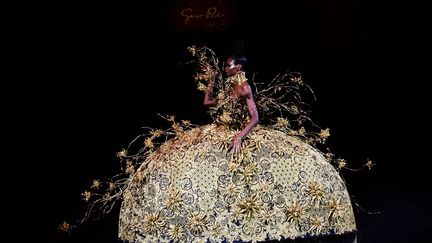 La Chinoise Guo Pei - à l'origine du 1er atelier de couture à Beijing en Chine, en 1997 - sublime toujours l'artisanat en s'inspirant de la broderie traditionnelle de son pays. Sa collection Elysium trouvait sa source dans un jardin magique. 
 (LAURENT BENHAMOU/SIPA)