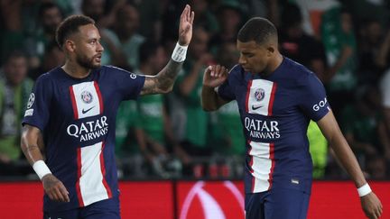 Neymar félicite Kylian Mbappé à la suite de son but lors de la victoire du Paris Saint-Germain sur le terrain du Maccabi Haïfa, mardi 14 septembre 2022. (JACK GUEZ / AFP)