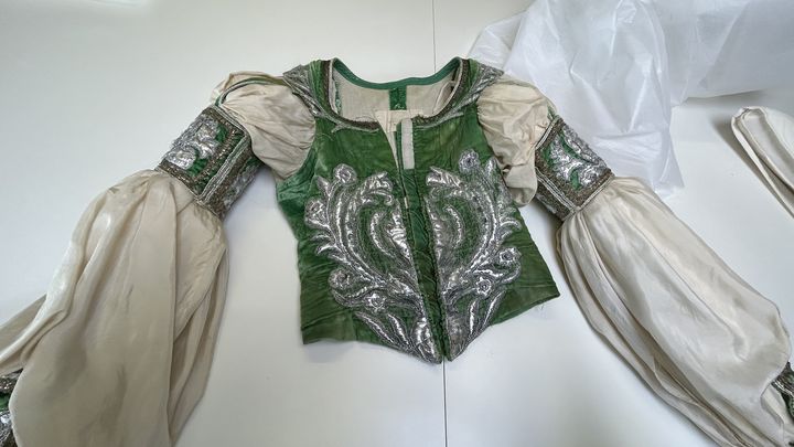 Costume de Roméo et Juilette au mannequinage. (MURIELLE GIORDAN / RADIO FRANCE)