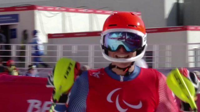 Impérial, Arthur Bauchet a largement remporté le super combiné dans la catégorie debout. Le Français a écrasé la concurrence lors du slalom et a logiquement été sacré champion paralympique en signant un temps de 1'50''26 devant le Finlandais Santeri Kiiveri (1'54''48) et le Néo-Zélandais Adam Hall (1'54''77).