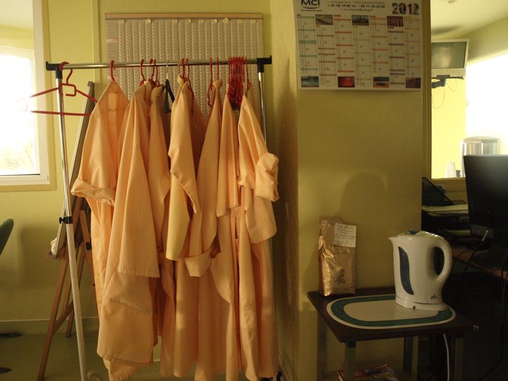 Dans la salle des accompagnateurs b&eacute;n&eacute;voles de la clinique Saint-Roch (Pas-de-Calais), qui rendent visite aux patients hospitalis&eacute;s en soins palliatifs. (ARIANE NICOLAS / FTVI)