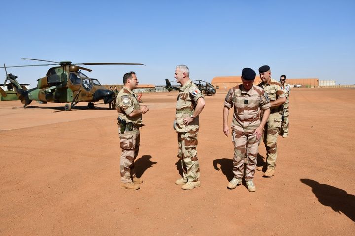 Le Chef d’état major des armées, le général François Lecointre (à droite), lors d’un déplacement à Gao, au Mali, le 12 décembre 2019 (Etat-major des Armées)