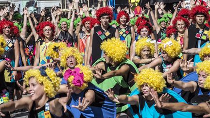 Groupe de danseurs dans le 10e défilé de la Biennale de Lyon (14 septembre 2014)
 (Jean-Philippe Ksiazek / AFP)