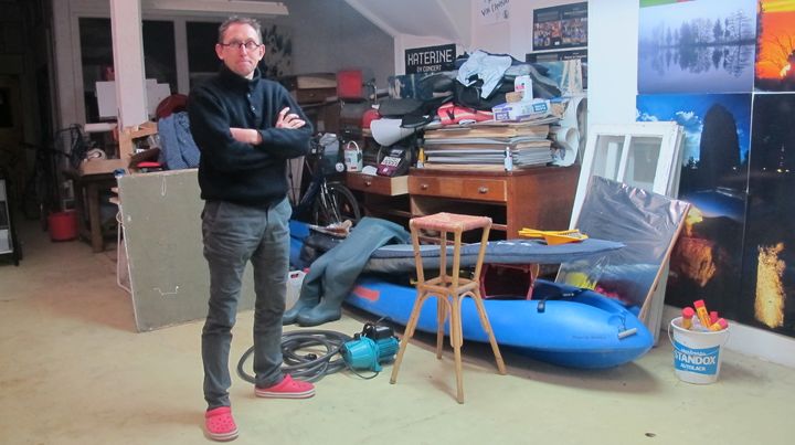 Herv&eacute; Ronn&eacute; s'est offert quelques balades en kayak, lors des crues. Son atelier est &eacute;quip&eacute; de trois d&eacute;shumidificateurs qui fonctionnent en permanence. (F. MAGNENOU / FRANCETV INFO)