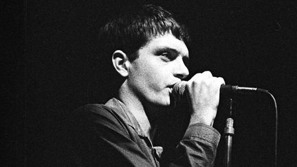 Ian Curtis en concert avec Joy Division à l'Electric Ballroom de Londres en 1979.
 (Steve Richards / Rex Fe/REX/SIPA)