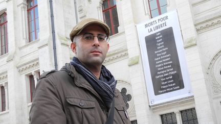 Asaf Hanuka devant l'Hôtel de Ville d'Angoulême
 (Lorenzo Ciavarini Azzi/Culturebox)