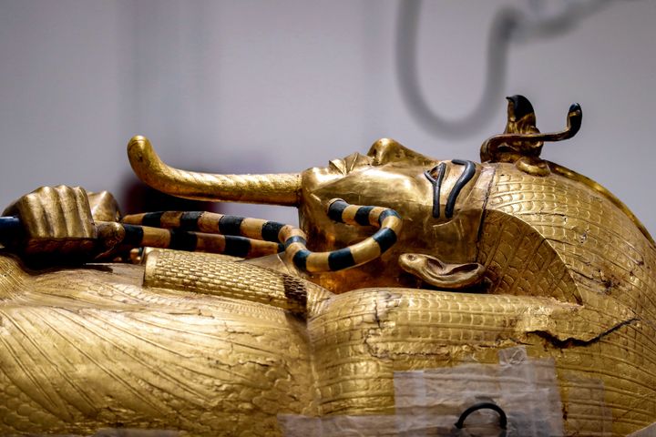 Sarcophage de Toutânkhamon en restauration au musée égyptien de Gizeh.&nbsp; (MOHAMED EL-SHAHED / AFP)