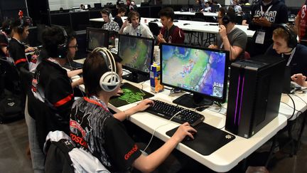 Des joueurs de jeux videos participent à la eSports World Convention, au Palais des Congrés de Bordeaux (Gironde), le 1er juillet 2017. (MEHDI FEDOUACH / AFP)