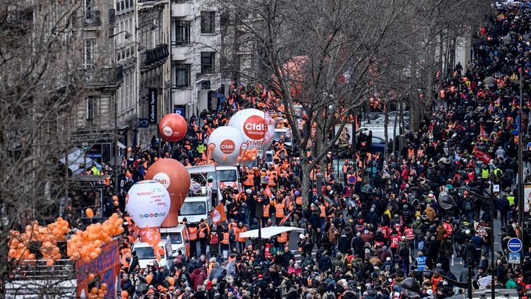 Des milliers de personnes dans la rue, à Paris, le 7 mars 2023, pour protester contre la réforme des retraites. (ALAIN JOCARD / AFP)