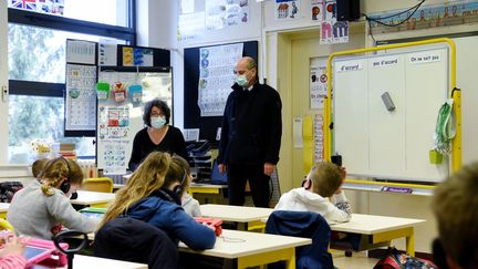 Jean-Michel Banquer visite une classe dans une école primaire de la Ferté-Milon (Aisne) le 22 mars 2021. (FRANCOIS LO PRESTI / AFP)