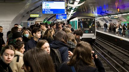 Des passagers patientent pour prendre le métro, le 25 février 2023. (VALERIE DUBOIS / HANS LUCAS / AFP)