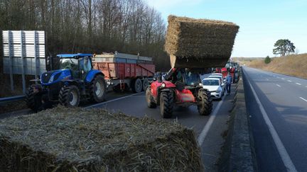 Des agriculteurs bloquent l'autoroute A16, près d'Amblainville, au nord de Paris, le 26 janvier 2024. Photo d'illustration. (DIMITAR DILKOFF / AFP)