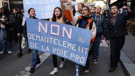 Des manifestants dans les rues de Paris, le 17 novembre 2022. (THOMAS SAMSON / AFP)