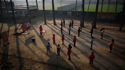 Les enfants sont tirés de leurs lits à 5h du matin par des chants révolutionnaires diffusés par haut-parleur. Dans l’air glacé de l’aube, ils commencent leurs exercices.