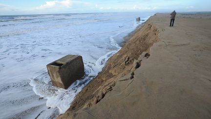 Des dunes s'&eacute;croulent en raison des grandes mar&eacute;es, &agrave; Saint-Trojan-les-Bains, sur l'&icirc;le d'Ol&eacute;ron (Charente-Maritime), le 29 janvier 2014. (  MAXPPP)