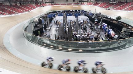 Un centre de vaccincation installé au coeur du vélodrome couvert de Saint-Quentin-en-Yvelines, lieu d'entraînement de l'équipe de France de cyclisme sur piste. (ARTHUR NICHOLAS ORCHARD / HANS LUCAS)