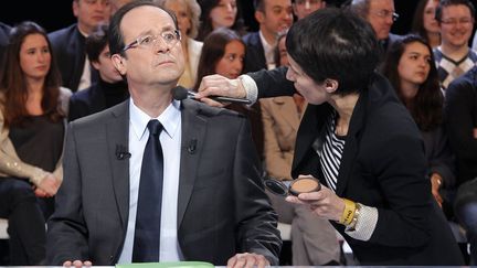 Retouche maquillage pour le candidat socialiste &agrave; l'&eacute;lection pr&eacute;sidentielle fran&ccedil;aise Fran&ccedil;ois Hollande sur le plateau de l'&eacute;mission "Des Paroles et des Actes" sur France 2, La Plaine-Saint-Denis, le 15 mars 2012. (BENOIT TESSIER / REUTERS)