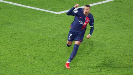 L'attaquant français du Paris Saint-Germain, Kylian Mbappé, célèbre son but lors du match entre le Paris Saint-Germain et Newcastle United, le 28 novembre 2023, au stade du Parc des Princes. (ALAIN JOCARD / AFP)