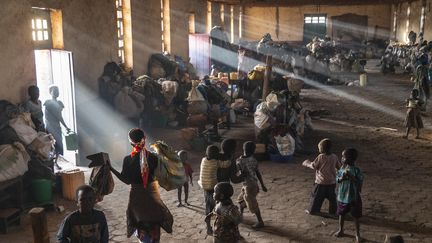 Des enfants jouent dans l'église de Drodro, dans la province de l'Ituri, qui se trouve à côté d'un camp de déplacés. L'église est devenue un logement temporaire pour des milliers de Congolais cherchant refuge contre la violence dans et autour de leurs villages. (© UNICEF/UN0377411/LEMOYNE / © UNICEF/UN0377411/LEMOYNE)