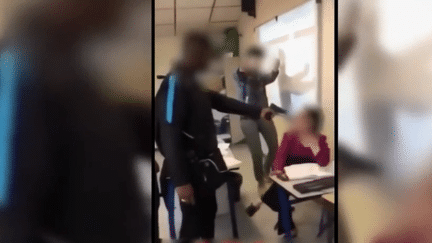 Lycée : un adolescent menace une enseignante avec une arme factice