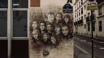 Un dessin rendant hommage aux victimes de "Charlie Hebdo", le 7 janvier 2020, dans la rue où ont eu lieu les attaques.&nbsp; (PHILIPPE LABROSSE / HANS LUCAS / AFP)