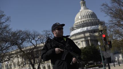 Un policier monte la gardeaprès que des coups de feu ont été tirés au Capitole, à Washington, le 28 mars 2016. (BRENDAN SMIALOWSKI / AFP)