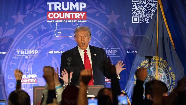 Donald Trump lors d'un meeting pour les primaires du Parti républicain en vue de la présidentielle américaine, le 17 janvier 2024, à Portsmouth (New Hampshire). (TIMOTHY A. CLARY / AFP)