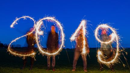 Quatre personnes écrivent "2019" sur l'île de Rugen (Allemagne), le 30 décembre 2019. (PATRICK PLEUL / DPA-ZENTRALBILD / AFP)