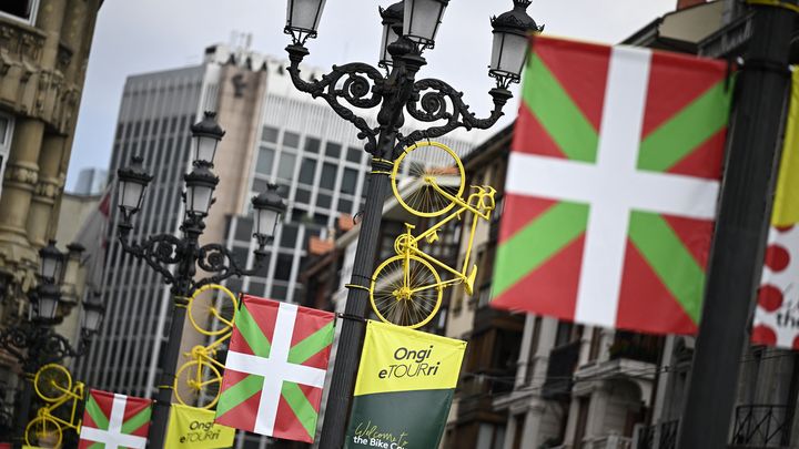 Des drapeaux du Pays Basque et du Tour de France en préparation du Grand Départ de Bilbao, le 1er juillet prochain. (AFP)