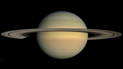 En 2004, Cassini arrive enfin au voisinage de Saturne. Elle va pouvoir commencer entrer dans le vif du sujet : observer la planète, ses anneaux et et ses satellites. (NASA / JPL / SPACE SCIENCE INSTITUTE)