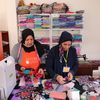 Firial et Latifa fabriquent des serviettes hygiéniques en tissu dans un atelier à Akkar, au Liban, le 1er novembre 2021. (PIERRE-LOUIS CARON / FRANCEINFO)