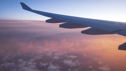 Un avion au-dessus de la Normandie. Les aéroports régionaux redressent la barre après la crise du Covid, mais des incertitudes obscurcissent l'avenir proche. (JON LOVETTE / PHOTODISC / GETTY IMAGES)