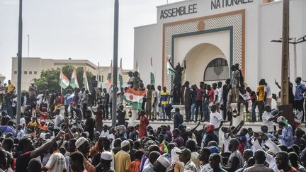 Des manifestants rassemblés en soutien aux militaires putschistes nigériens, rassemblés devant l'Assemblée nationale à Niamey (Niger), le 30 juillet 2023. (AFP)