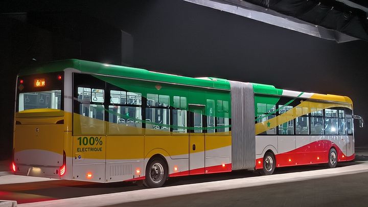 Ce bus en site propre (BRT) vient renforcer le train express régional inauguré en 2021. Les deux systèmes visent à désengorger Dakar. (Photo David Peltre)