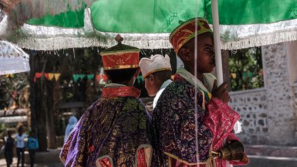 Des enfants vêtus de vêtements liturgiques chamarrés et brodés accompagnent les religieux.&nbsp;&nbsp; (EDUARDO SOTERAS / AFP)