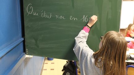 Une &eacute;l&egrave;ve &eacute;crit au tableau, le 6 f&eacute;vrier 2015, dans une classe de l'&eacute;cole Jean-Mac&eacute;,&nbsp; &agrave; Amiens (Somme).&nbsp; (  MAXPPP)