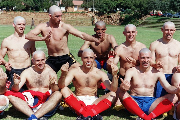 Philippe Saint-Andr&eacute; (en bas &agrave; gauche) et les trois-quarts&nbsp;de l'&eacute;quipe de France s'&eacute;taient ras&eacute;s le cr&acirc;ne pour d&eacute;buter la Coupe du monde 1995 en Afrique du Sud. (JEAN-PIERRE MULLER / AFP)