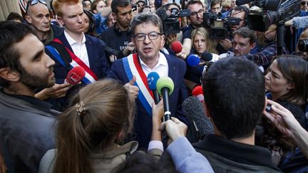 Jean-Luc Mélenchon parle à la presse après la perquisition du siège de La France insoumise, à Paris, le 16 octobre 2018.&nbsp; (MAXPPP)