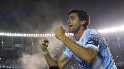 Diego Milito en larmes après son titre de champion avec le Racing (ALEJANDRO PAGNI / AFP)