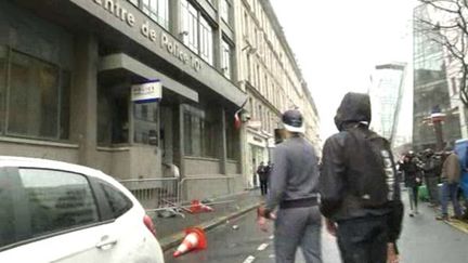 Le commissariat du 10e arrondissement a été ciblé par de jeunes manifestants le 25 mars 2016 à Paris.&nbsp; (FRANCE 3)