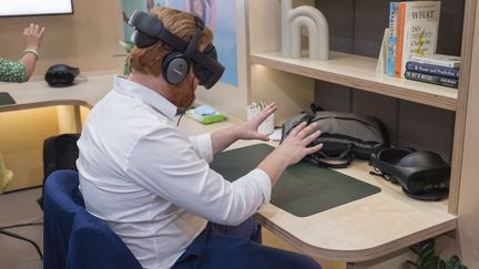 Un homme teste un casque de réalité virtuelle au salon européen dédié aux start-up, Viva Technology, le 15 juin 2023, à Paris. (PASCAL SONNET / HANS LUCAS / AFP)