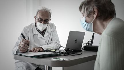 Le taux d'incidence dépasse les 300 cas pour 100 000 habitants, selon Luc&nbsp;Duquesnel, médecin généraliste en Mayenne, président de la branche "généralistes" de la Confédération des Syndicats Médicaux Français (CSMF). (PHILIPPE LOPEZ / AFP)