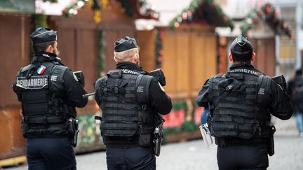 Des&nbsp;gendarmes patrouillent dans l'un des sites du marché de Noël de Strasbourg (Bas-Rhin), mercredi 12 décembre 2018, au lendemain de l'attaque terroriste commise dans le centre-ville. (SEBASTIAN GOLLNOW / DPA / AFP)